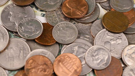 Montón de monedas estadounidenses circuladas, con un quarter de Wisconsin 2004, dimes Roosevelt y centavos Lincoln