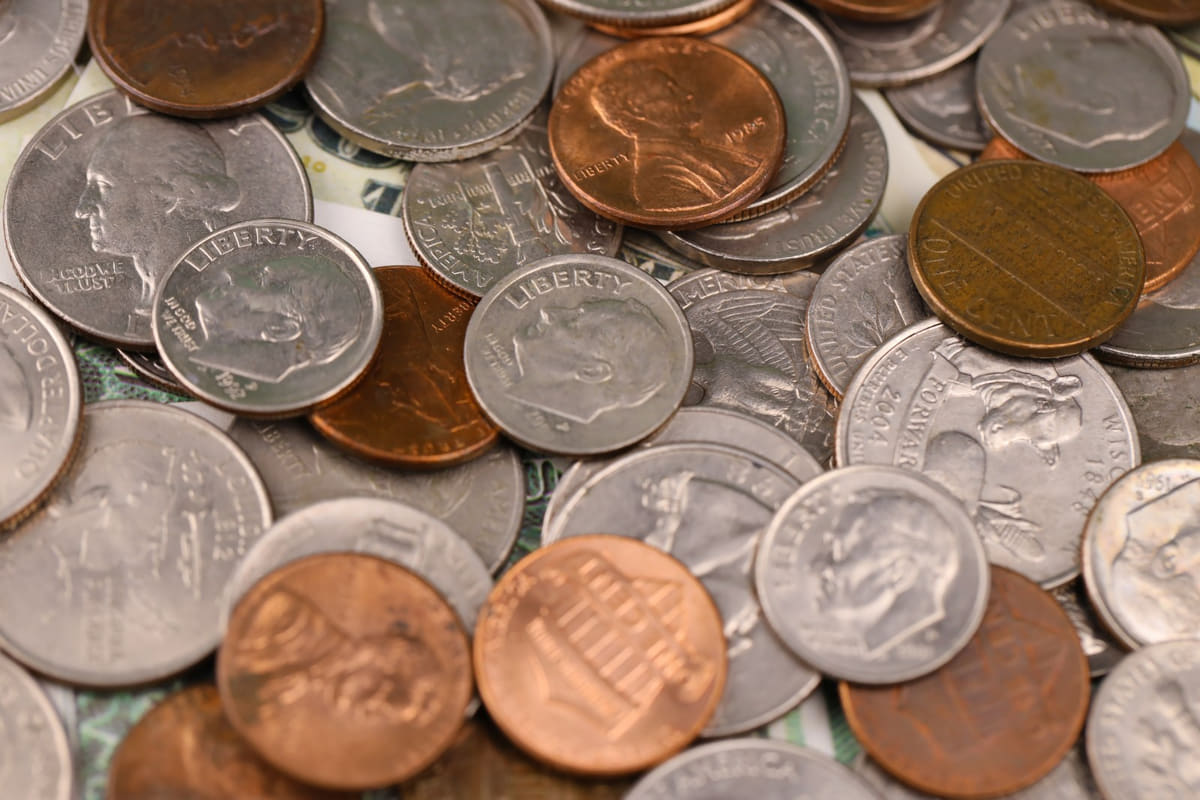 Montón de monedas estadounidenses circuladas, con un quarter de Wisconsin 2004, dimes Roosevelt y centavos Lincoln