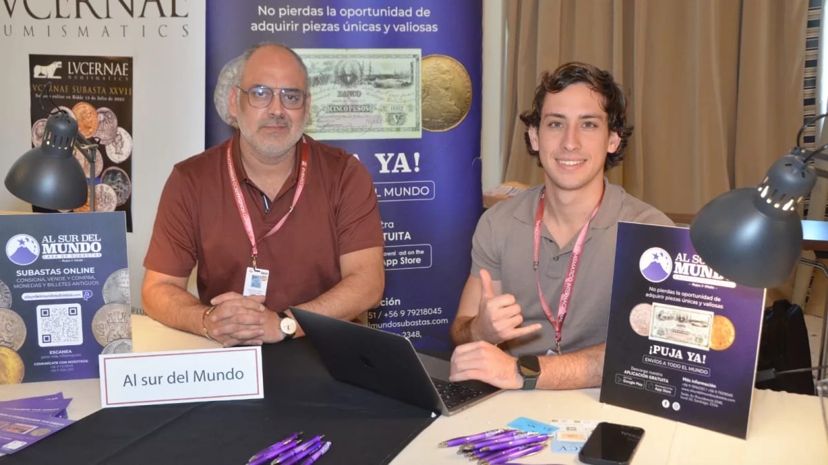 Sergio Rojas y Pedro Muñoz en el stand de Al Sur del Mundo Subastas en una feria numismática