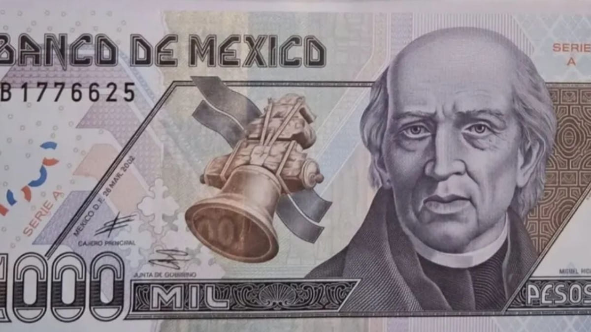 Anverso del billete mexicano de 1.000 pesos con Miguel Hidalgo, la campana de Dolores y el serial B1776625