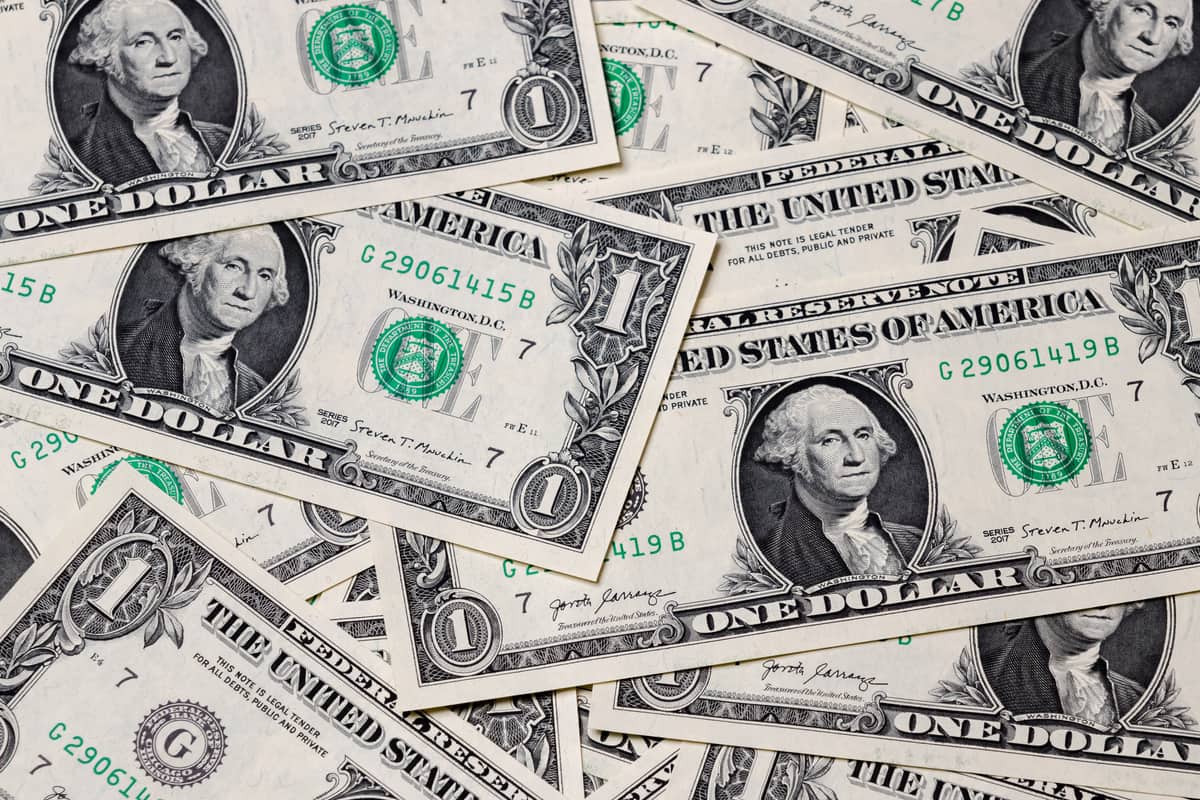 Pila de billetes de un dólar estadounidense serie 2017 con el retrato de George Washington