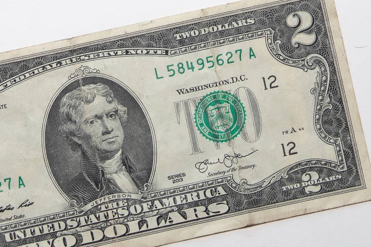 Primer plano de un billete de dos dólares estadounidense serie 2013 con el retrato de Thomas Jefferson y el número de serie L58495627A