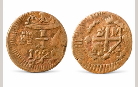 Cuartillo de cobre de Santa Marta, 1820: reverso con corona, 1/4 y fecha (izquierda) y anverso con cruz, S y M (derecha)