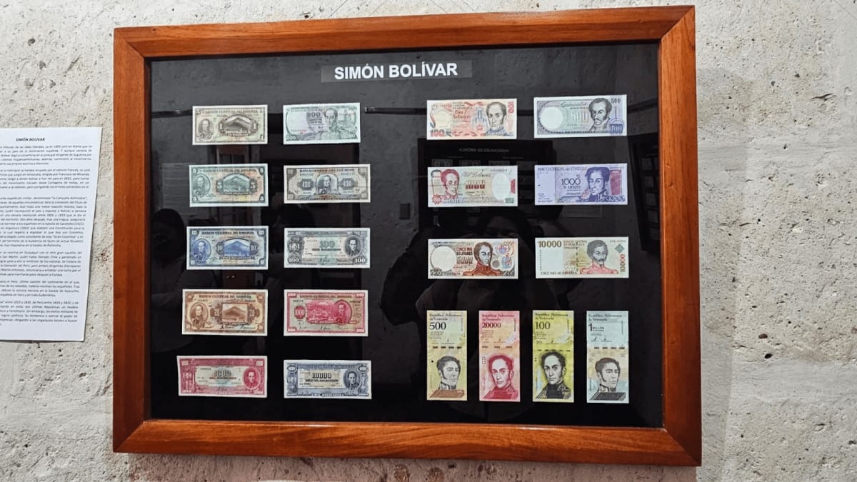 Vitrina con billetes históricos bajo el rótulo Simón Bolívar en una exposición numismática de Arequipa