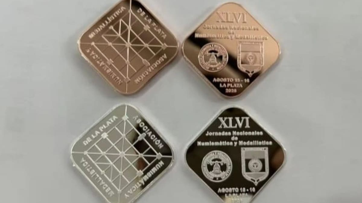 Medallas conmemorativas oficiales de las XLVI Jornadas Nacionales de Numismática y Medallística en cobre y plata, con el plano de La Plata y la leyenda del encuentro
