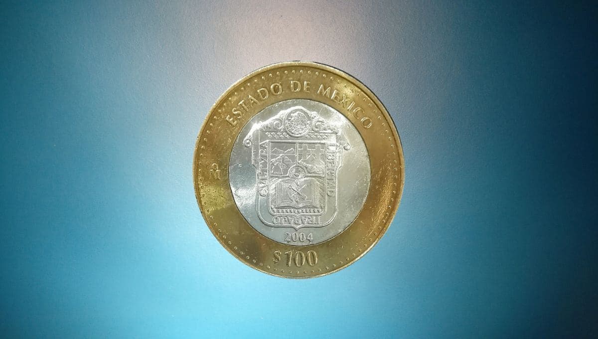 Reverso de la moneda conmemorativa bimetálica de $100 pesos del Estado de México (Primera Fase, 2004), con el Escudo de Armas en el núcleo de plata