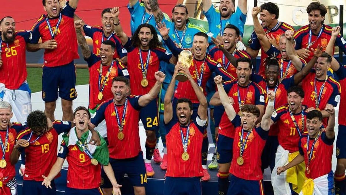 Jugadores de la selección española de fútbol celebran con medallas de oro y alzan la Copa del Mundo FIFA