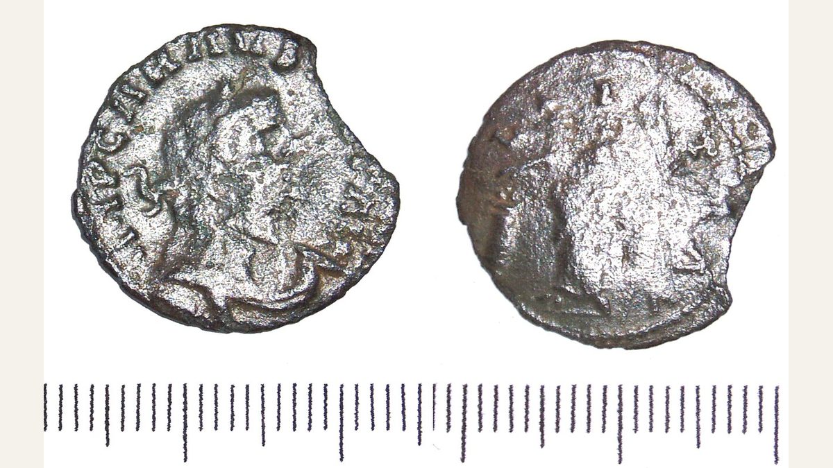 Denario de plata de Carausius: anverso con busto radiado a la derecha y reverso con figura de pie; escala en milímetros