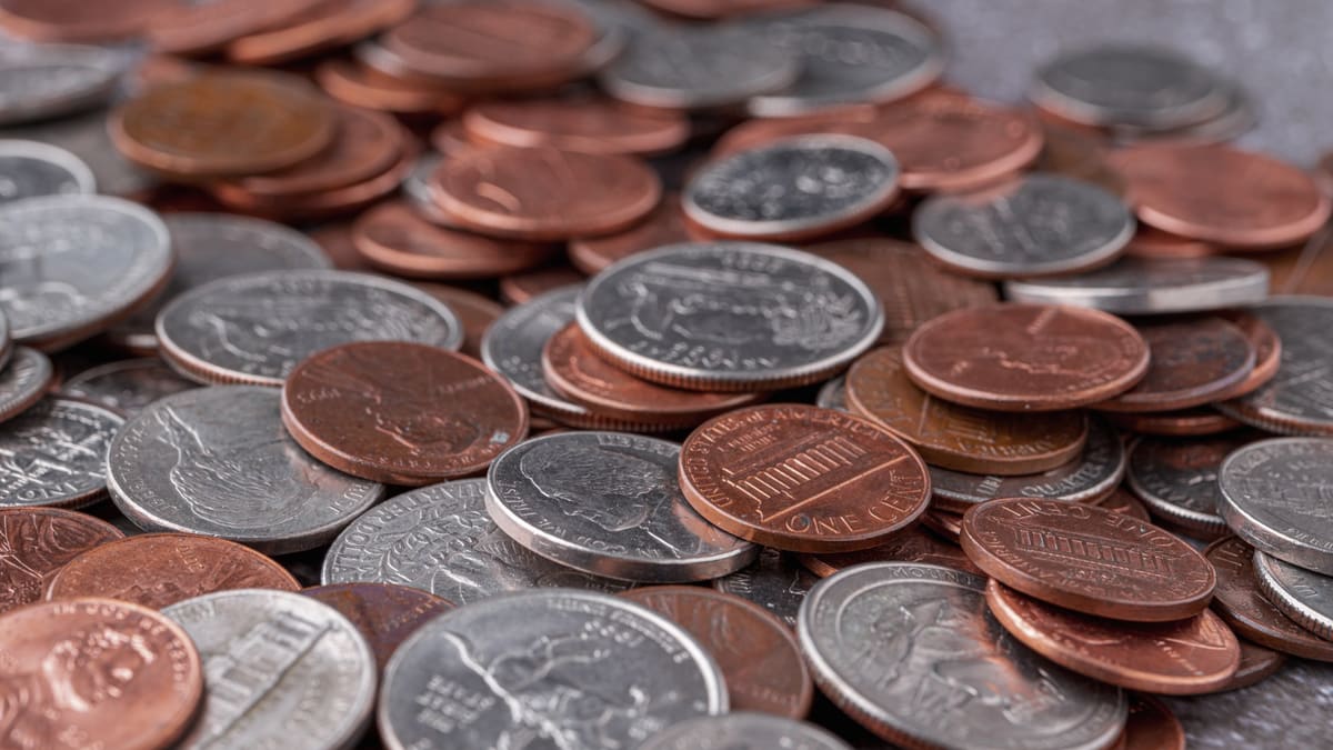 Colección de monedas estadounidenses antiguas y modernas sobre una superficie oscura