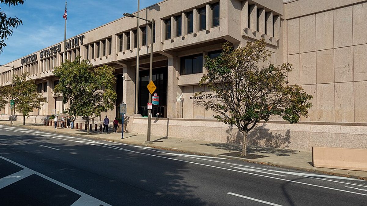 Fachada de la United States Mint en Filadelfia, con el letrero del Department of the Treasury